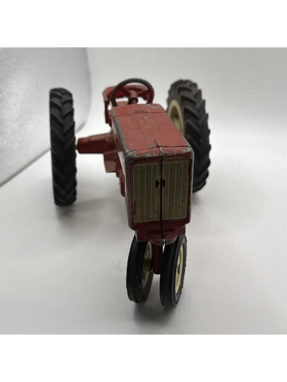 ERTL IH FARMALL 404 TRACTOR WHITE RIM NARROW FRONT